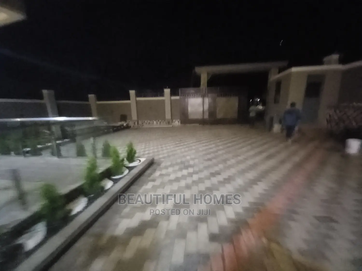 Furnished 6bdrm Mansion in Kira Corporate for Sale