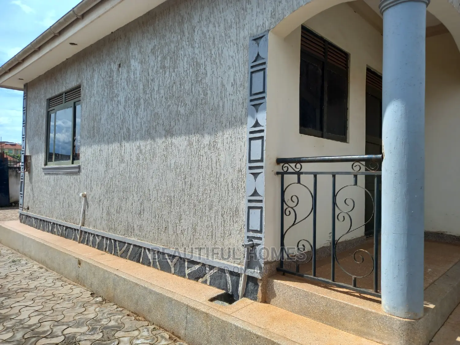 Furnished 4bdrm Bungalow in Kira for Sale
