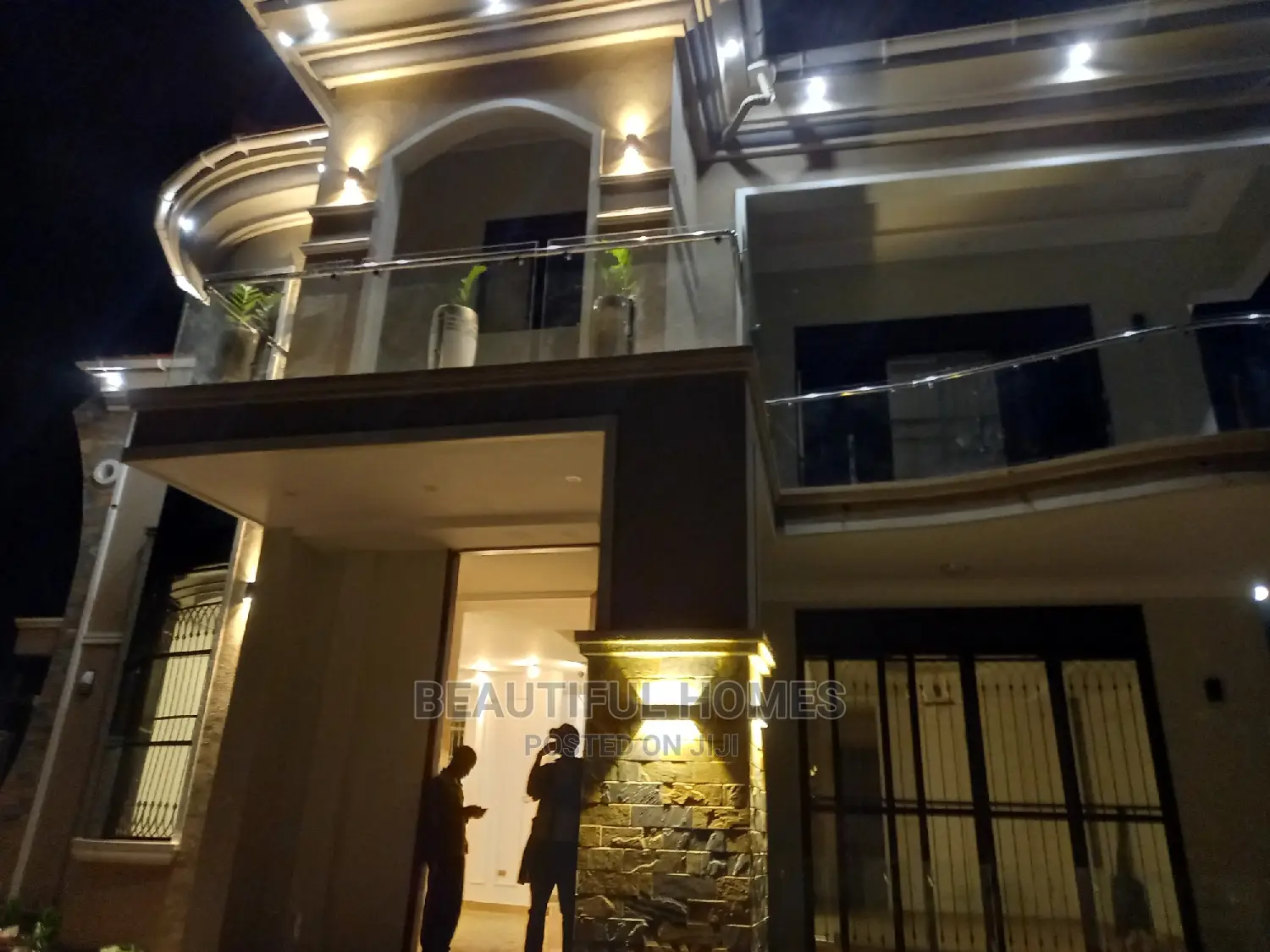 Furnished 6bdrm Mansion in Kira Corporate for Sale