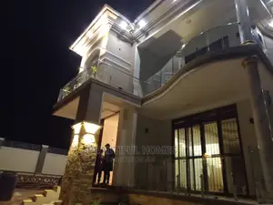 Furnished 6bdrm Mansion in Kira Corporate for Sale