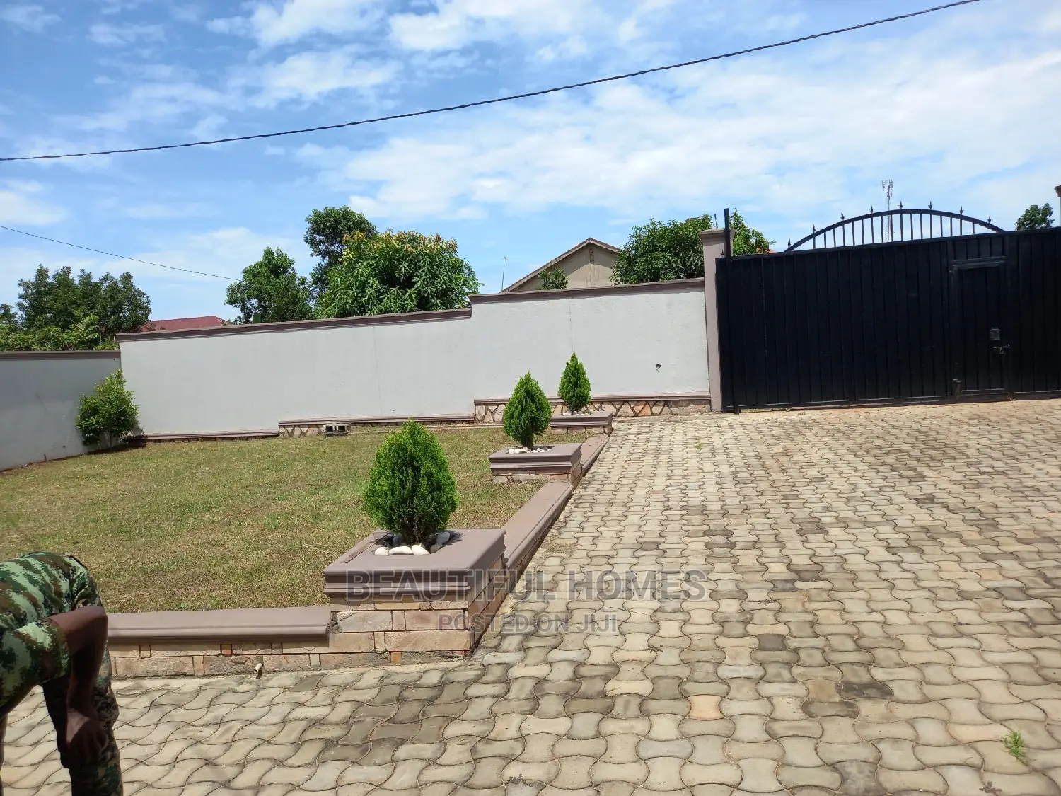 Furnished 4bdrm House in Kira for Sale