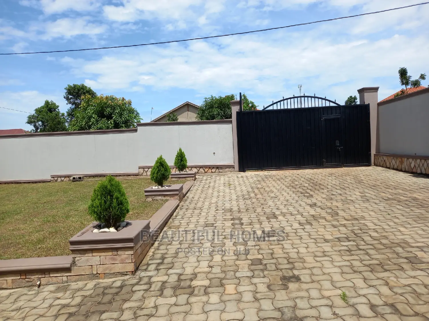 Furnished 4bdrm House in Kira for Sale