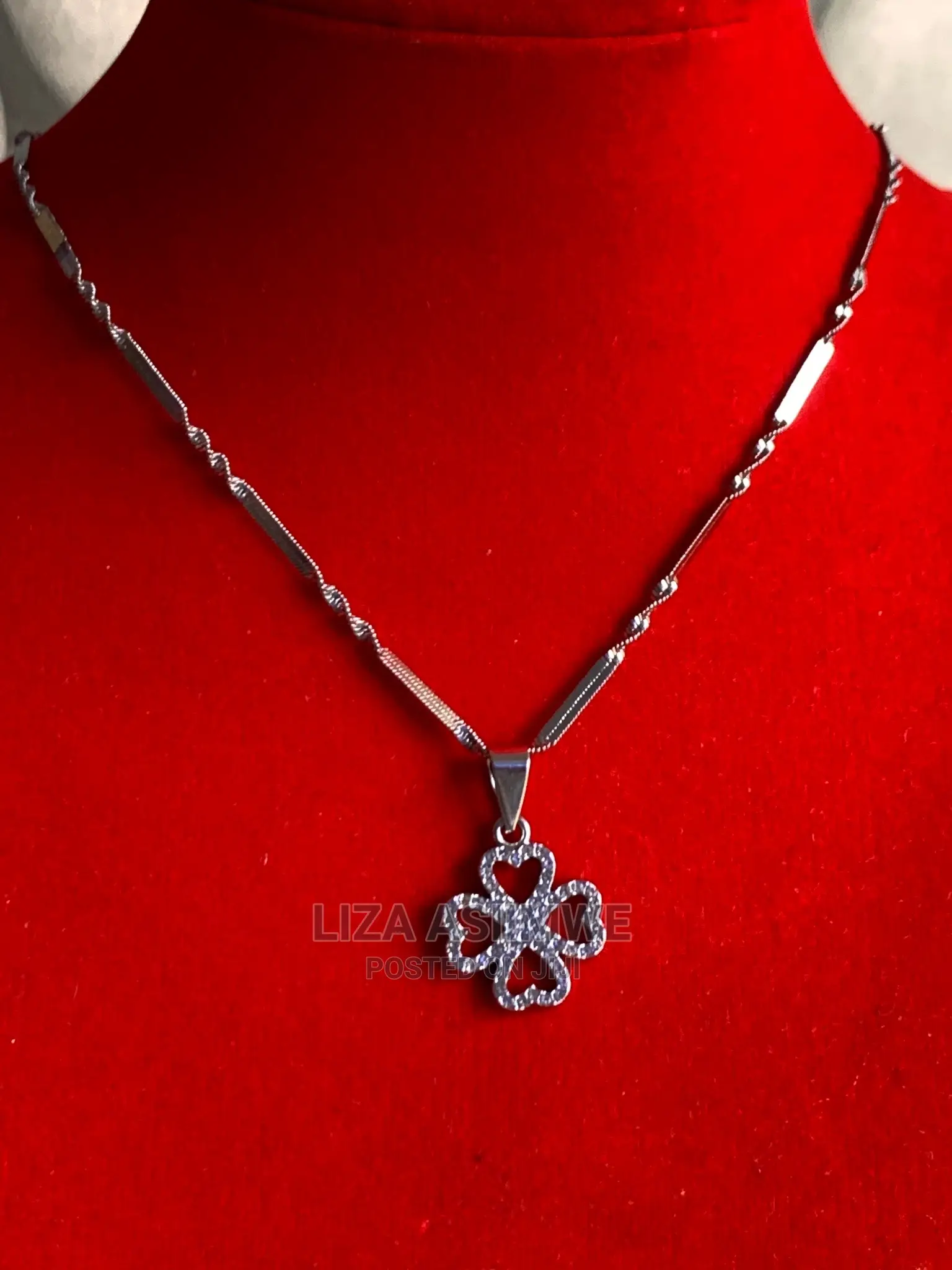 Simple and Elegant Lady’S Necklaces Available