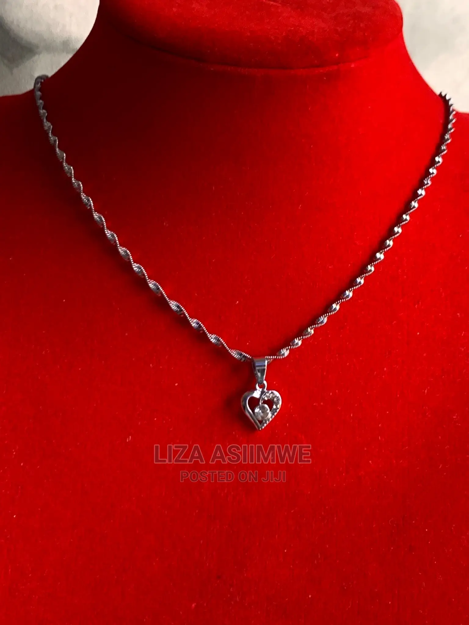 Simple Lady’S Necklaces Available