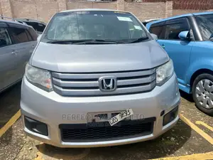 Photo - Honda Freed 2010 Silver