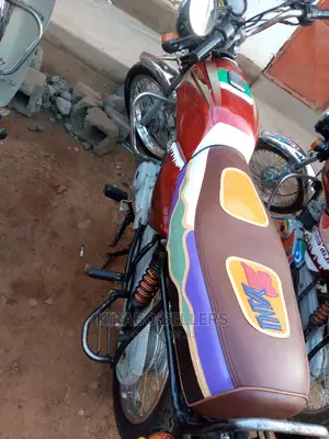 Bajaj Avenger 220 2023 Gold