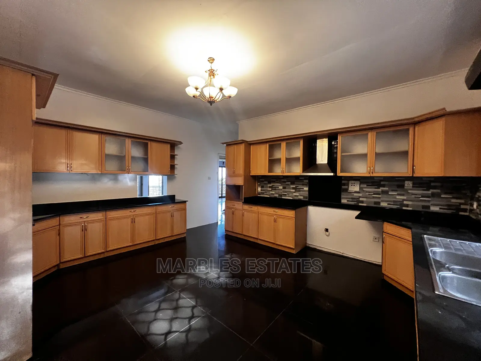 6bdrm Bungalow in Mbuya, Central Division for Rent