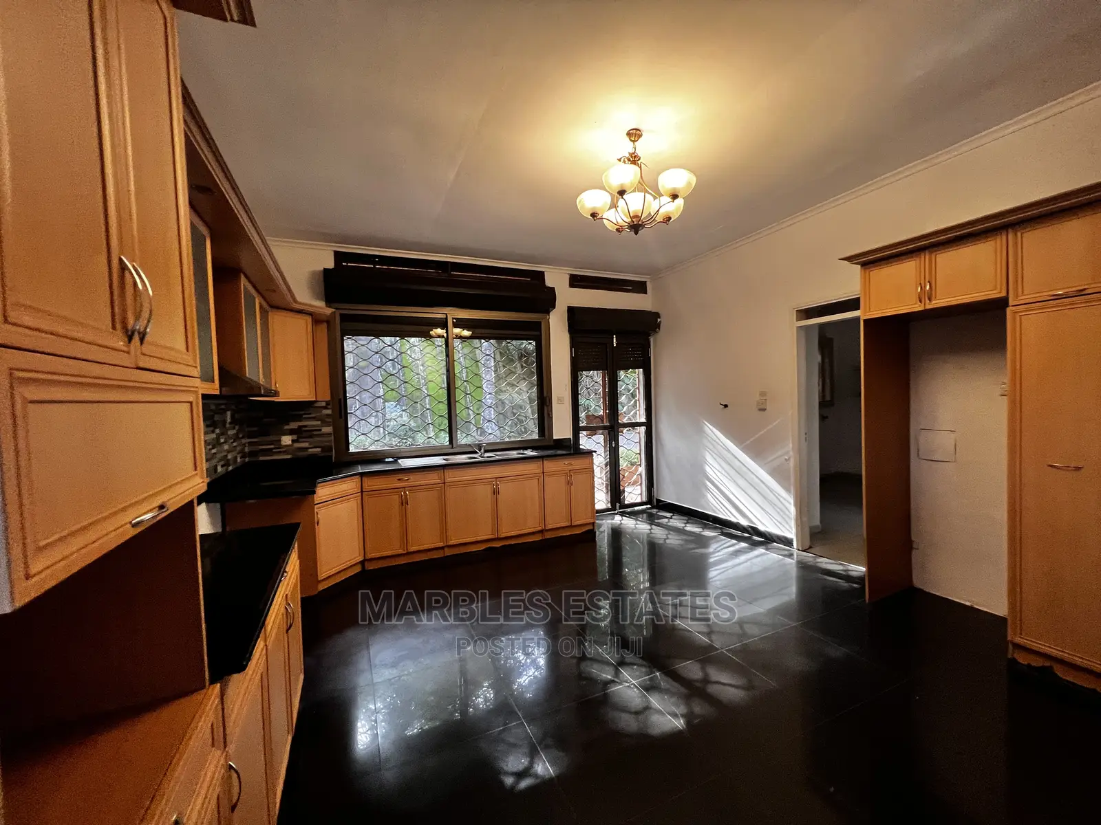 6bdrm Bungalow in Mbuya, Central Division for Rent