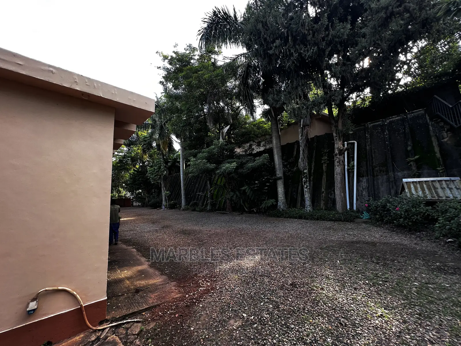 6bdrm Bungalow in Mbuya, Central Division for Rent