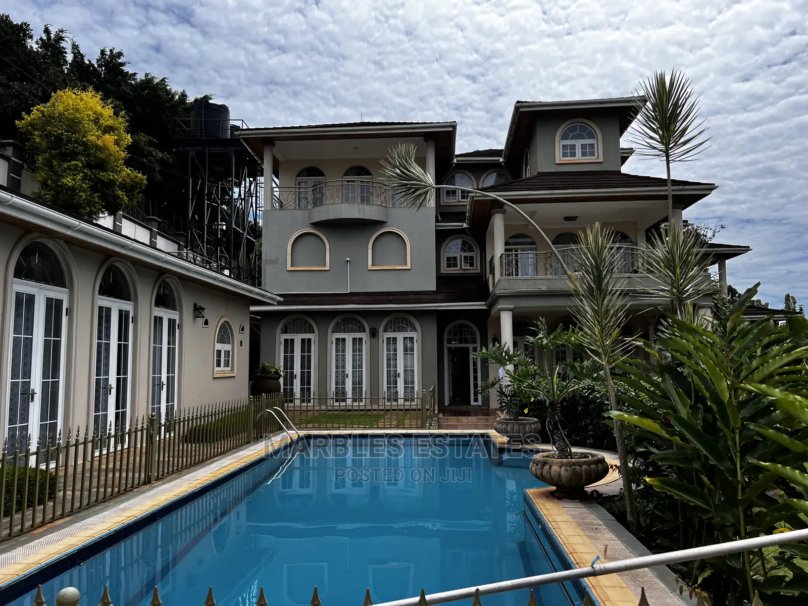 7bdrm Mansion in Mbuya, Central Division for Sale