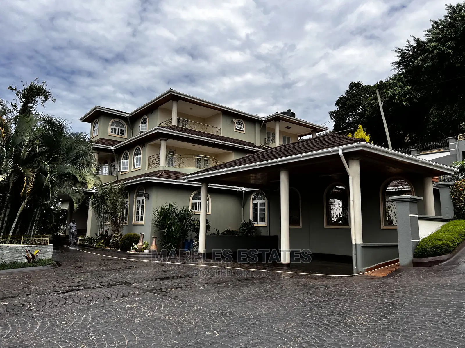 7bdrm Mansion in Mbuya, Central Division for Sale