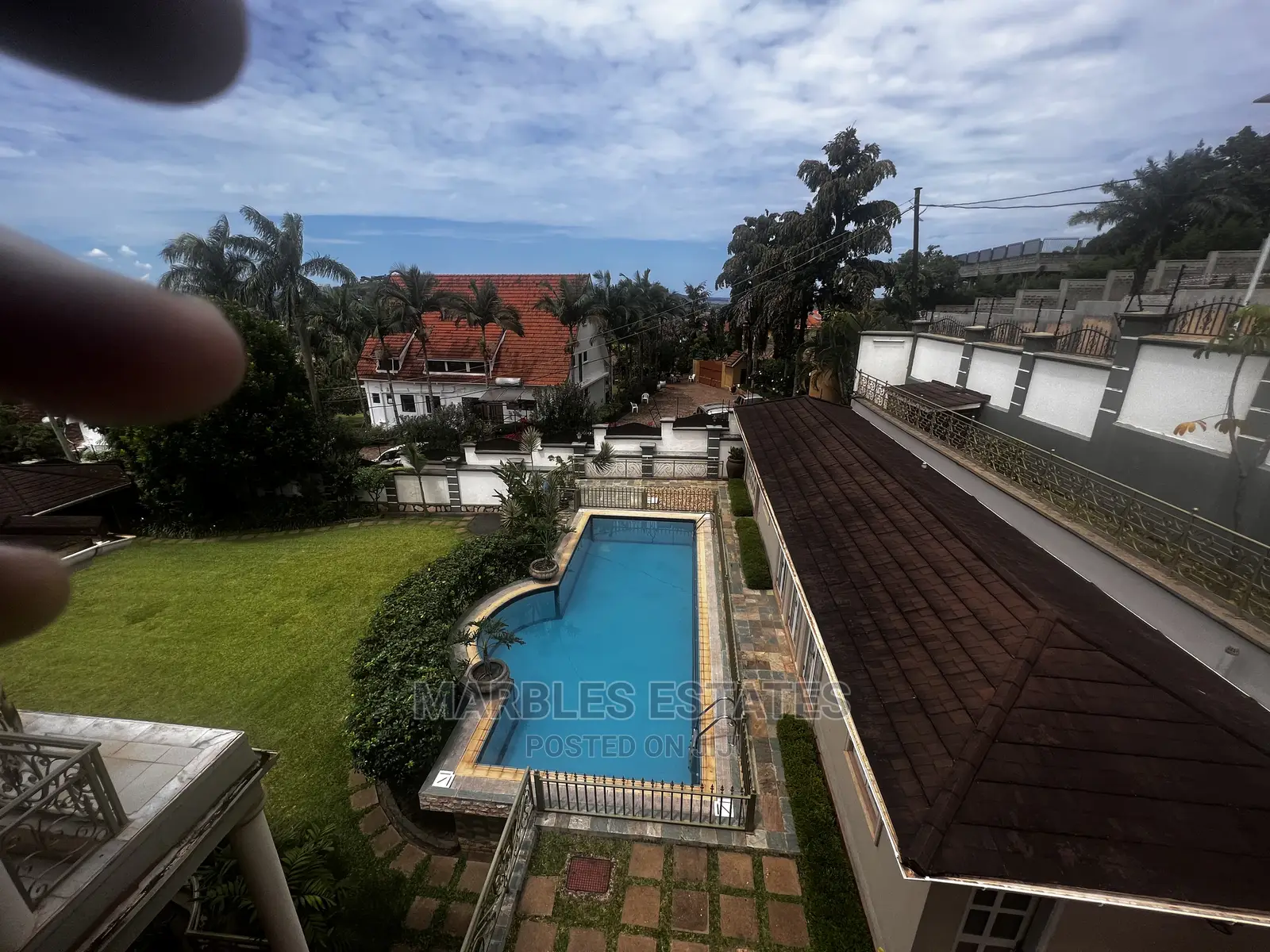7bdrm Mansion in Mbuya, Central Division for Sale