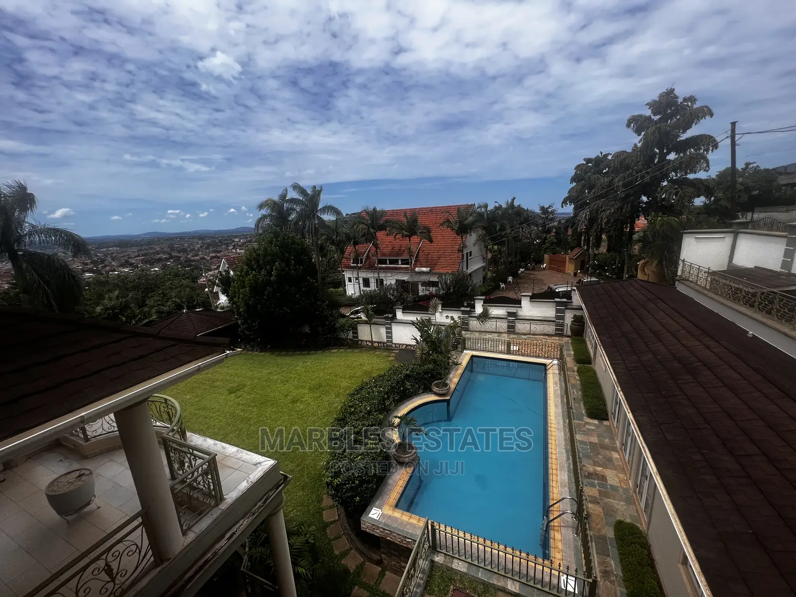 7bdrm Mansion in Mbuya, Central Division for Sale