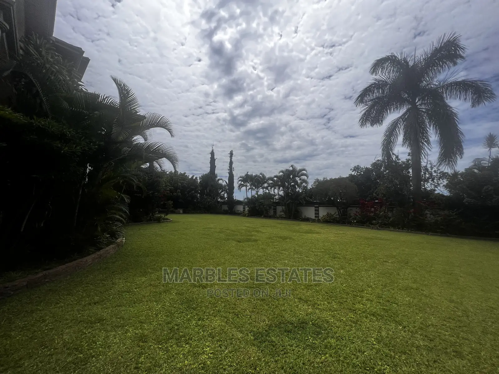 7bdrm Mansion in Mbuya, Central Division for Sale