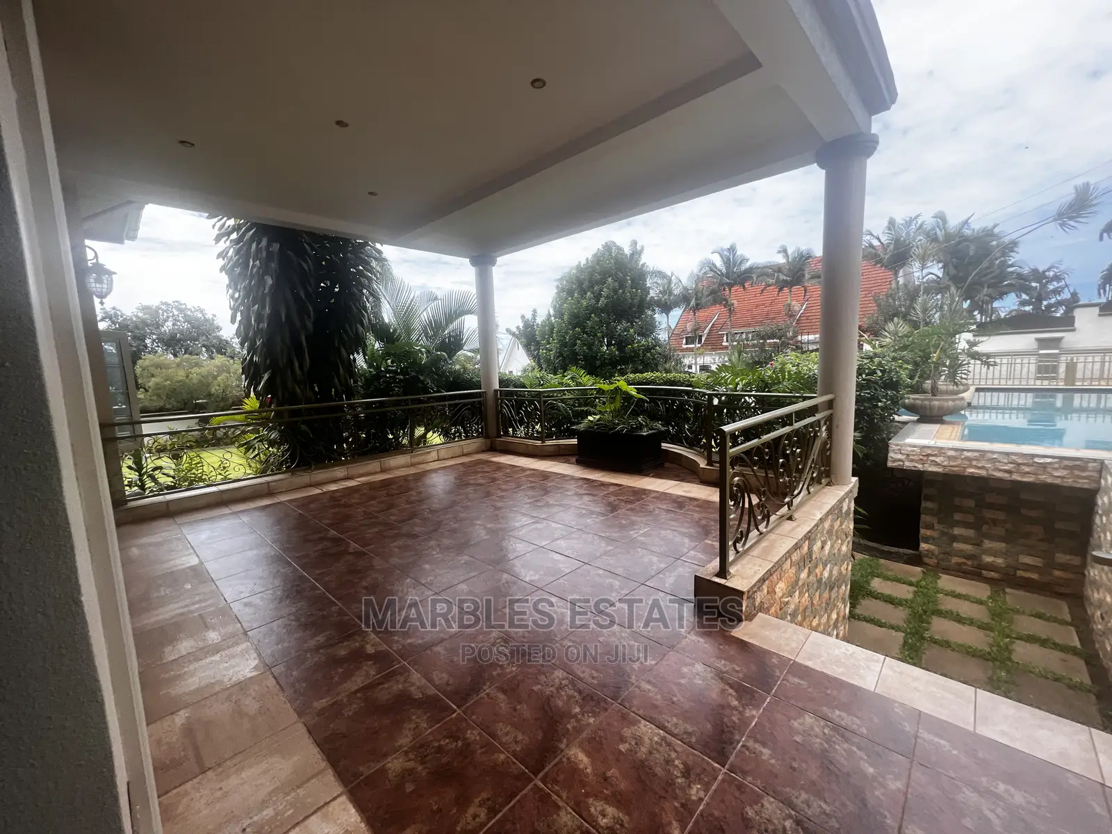 7bdrm Mansion in Mbuya, Central Division for Sale