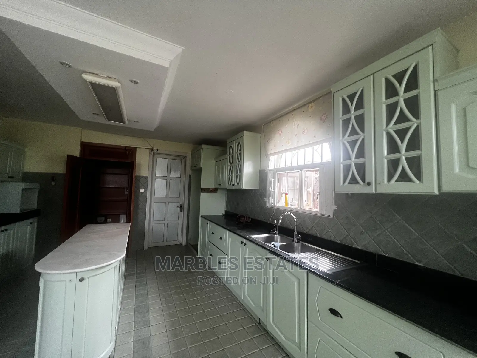 7bdrm Mansion in Mbuya, Central Division for Sale