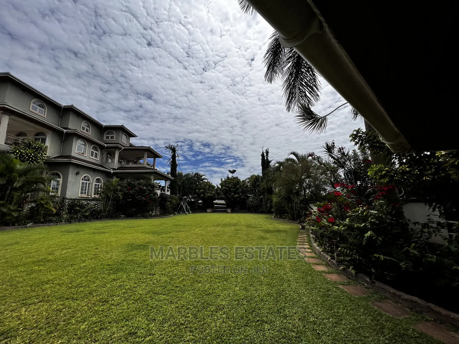 7bdrm Mansion in Mbuya, Central Division for Sale
