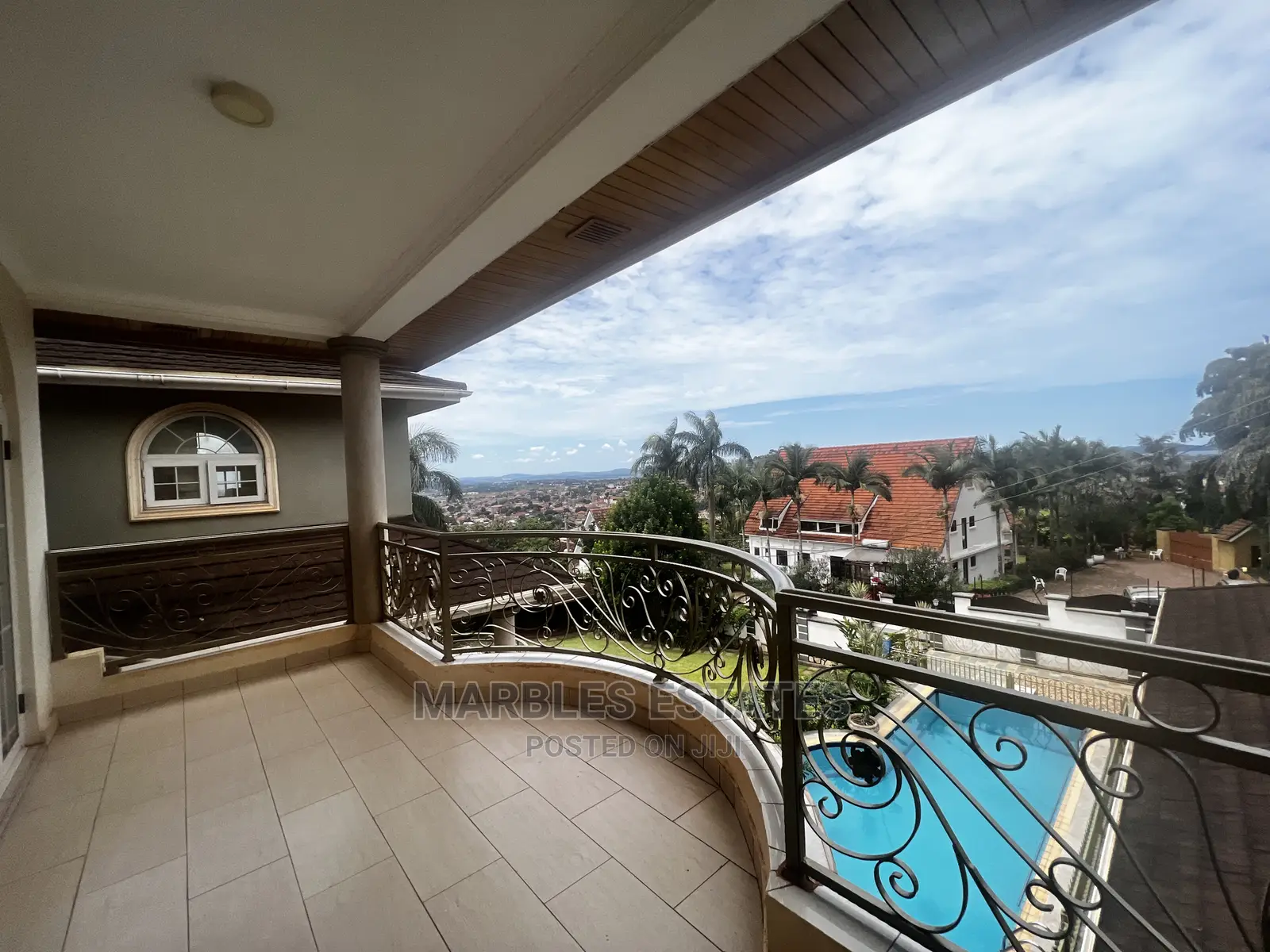 7bdrm Mansion in Mbuya, Central Division for Sale
