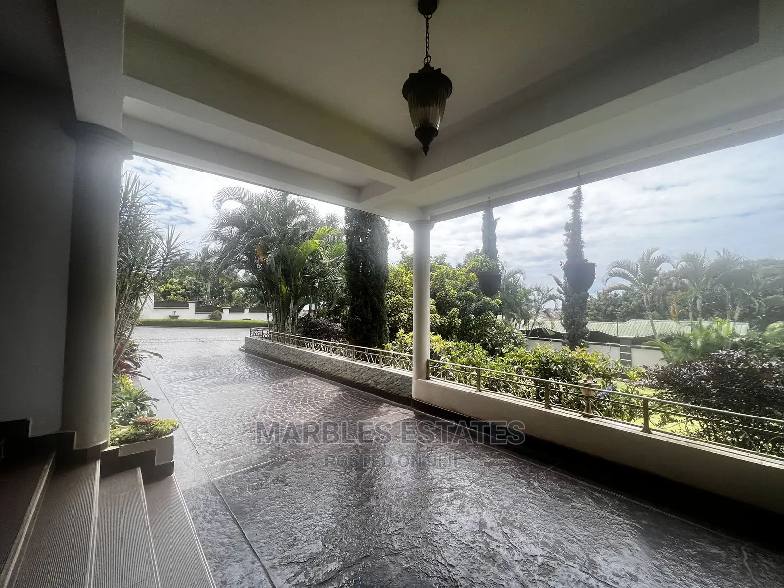 7bdrm Mansion in Mbuya, Central Division for Sale
