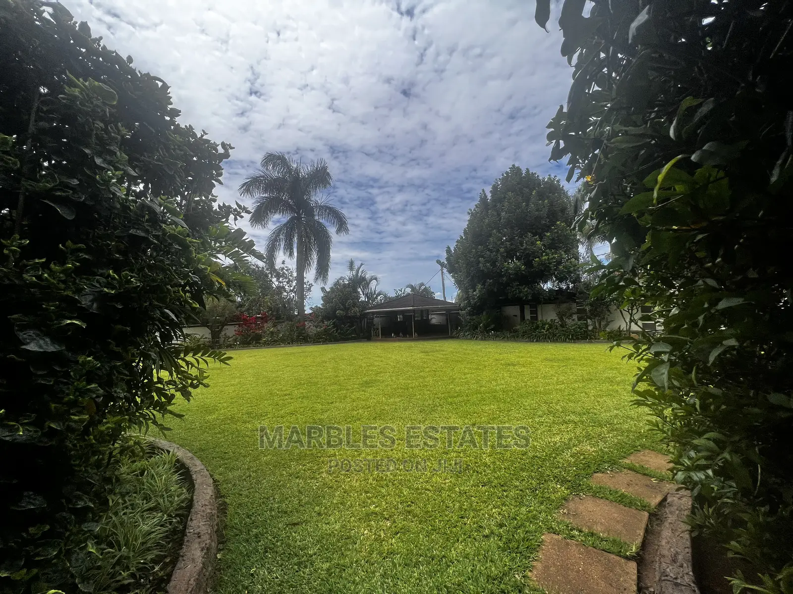 7bdrm Mansion in Mbuya, Central Division for Sale