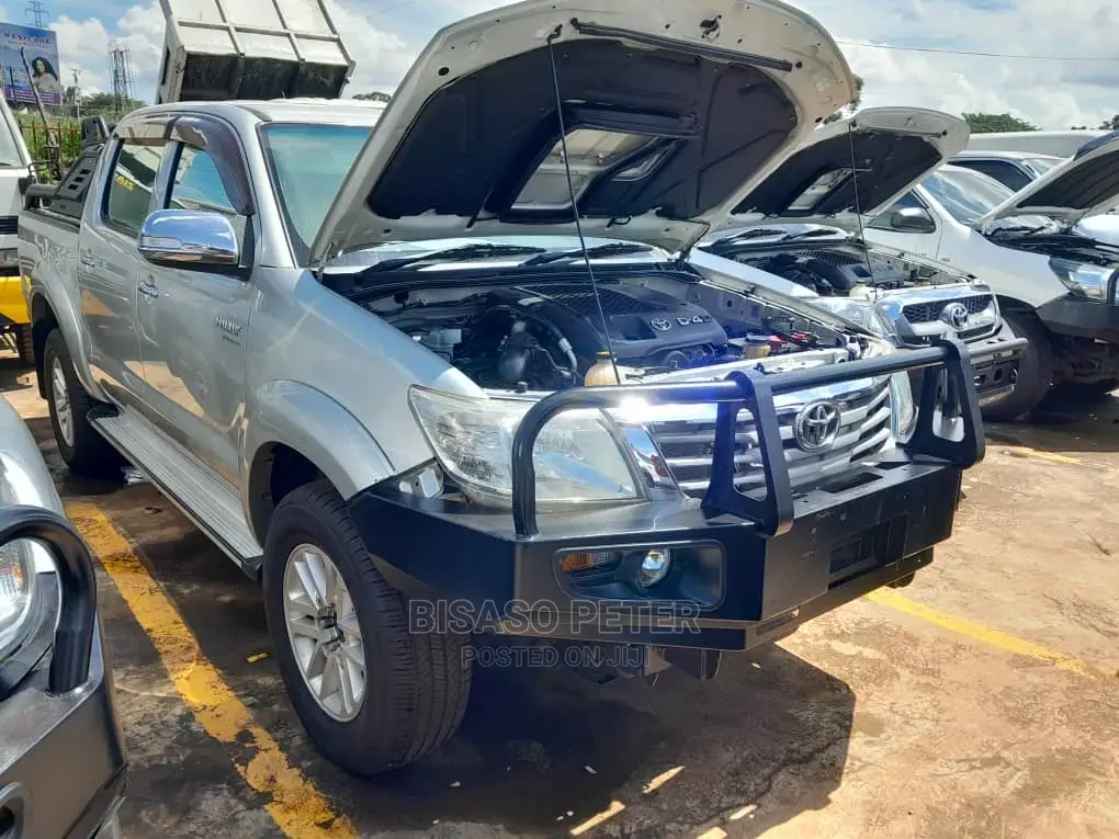 Toyota Hilux SR 4x4 2013 Silver