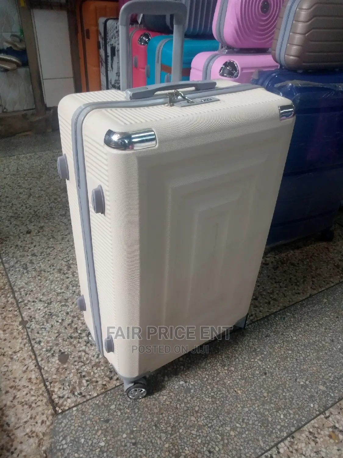 Vip Executive Classy Suitcases.Medium.( Cream)