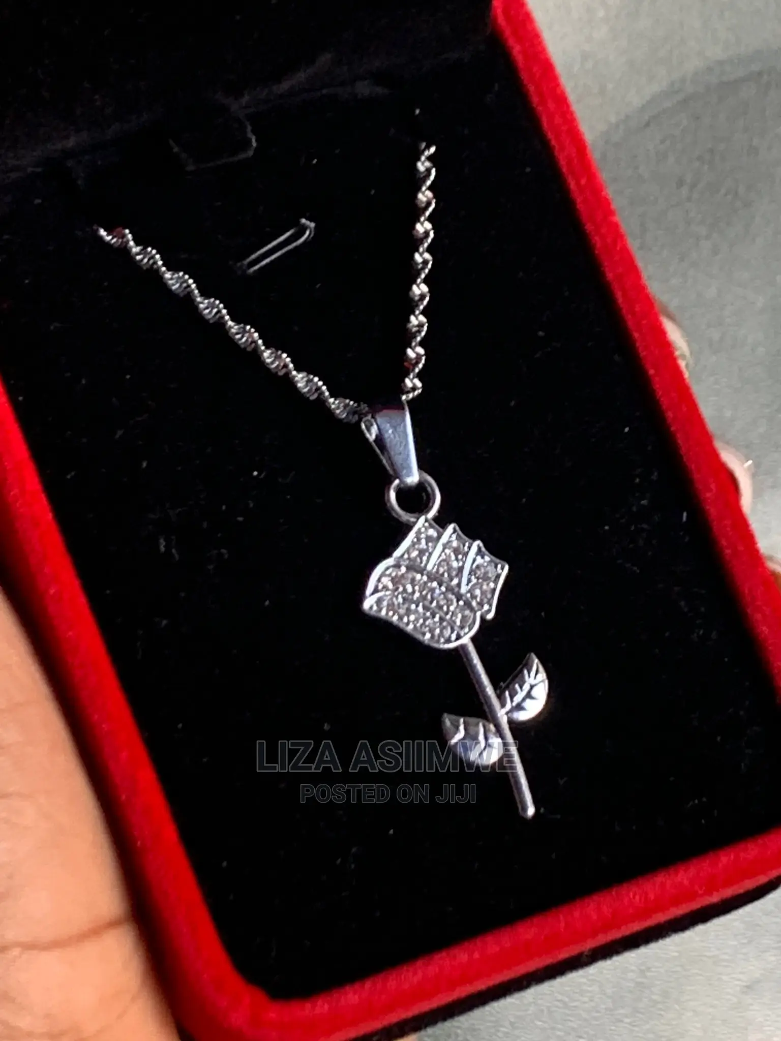 Simple and Classy Lady’S Necklaces Available
