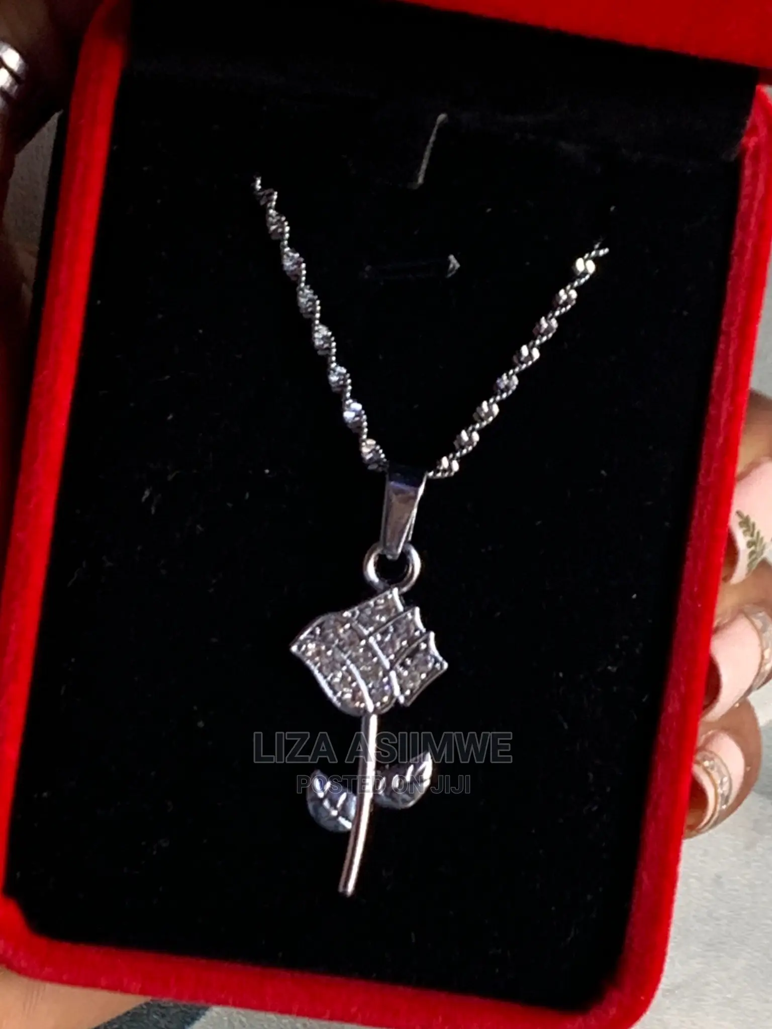 Simple and Classy Lady’S Necklaces Available
