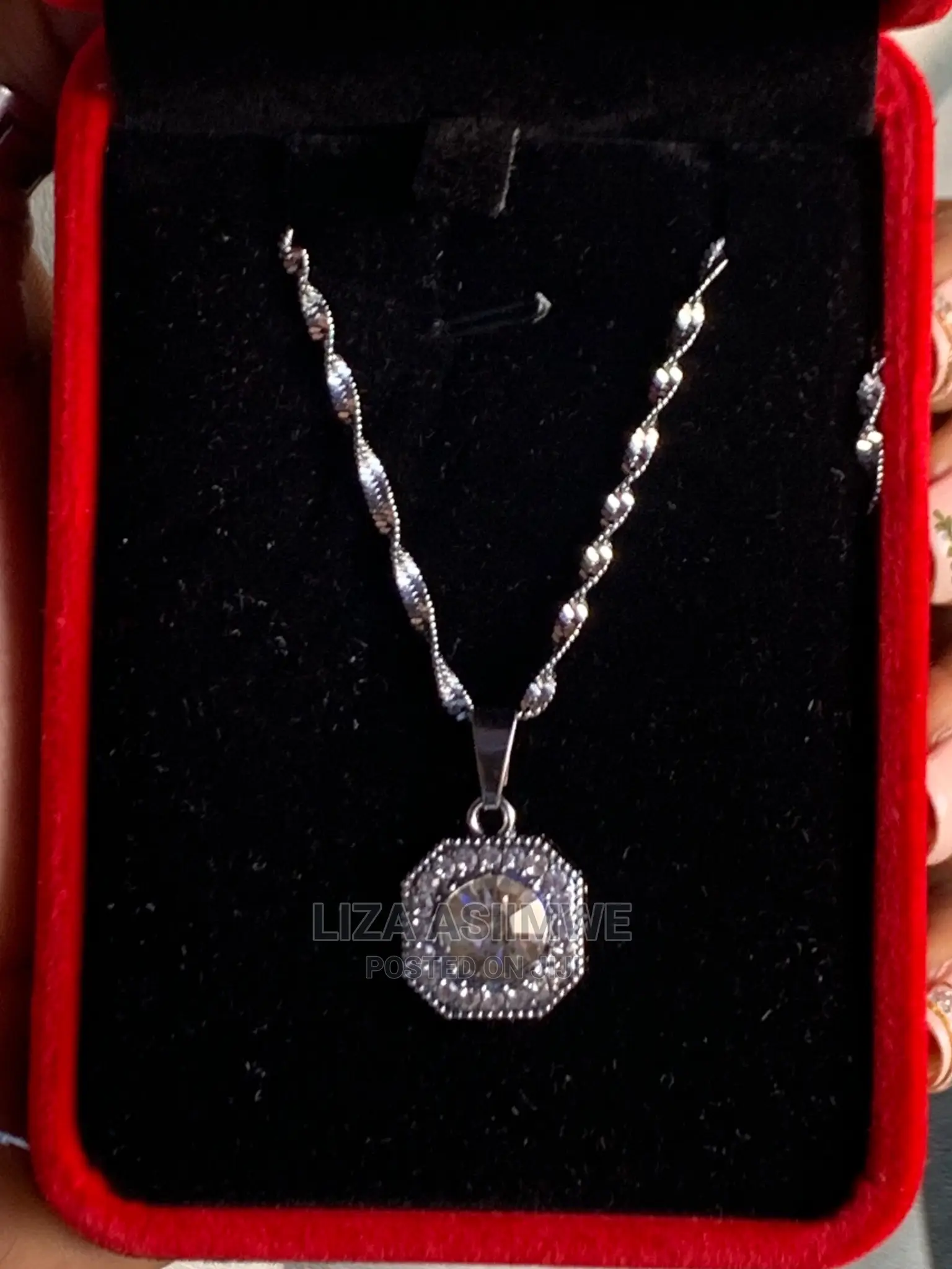 Simple and Elegant Lady’S Necklaces Available