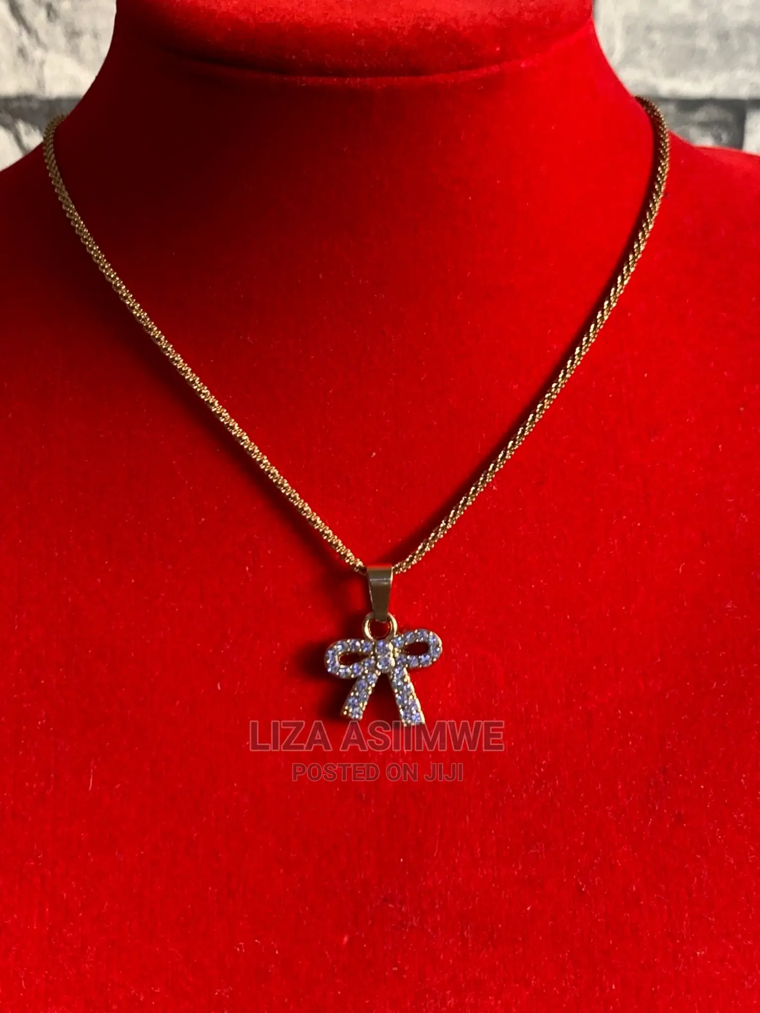 Lady’S Simple and Elegant Necklaces Available