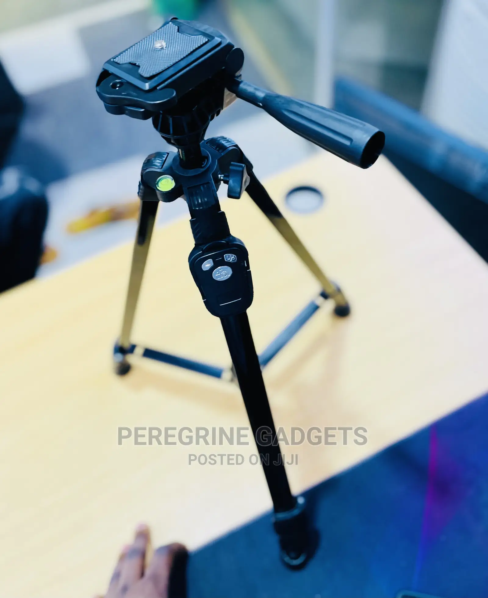 Yunfeng Phone and Camera Tripod Stand With a Remote