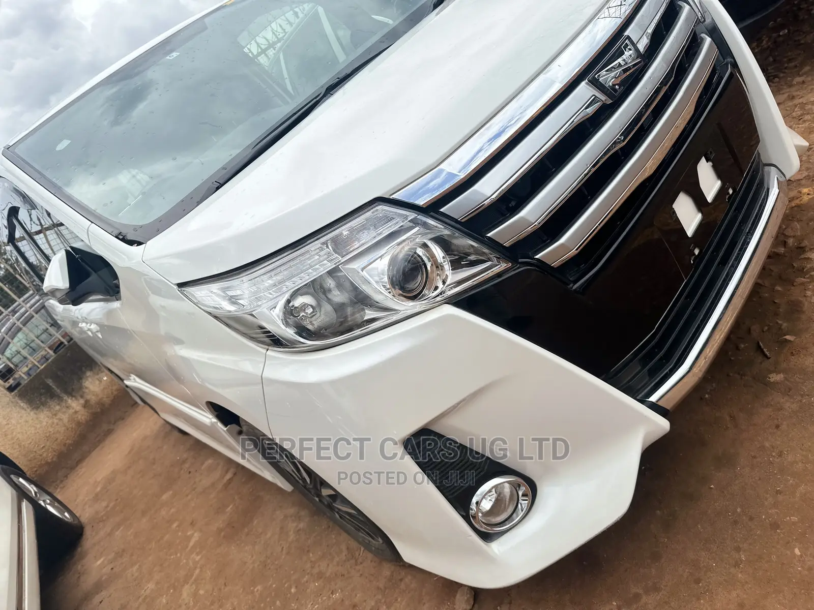 Toyota Noah 2.0 AWD (8 Seater) 2015 White