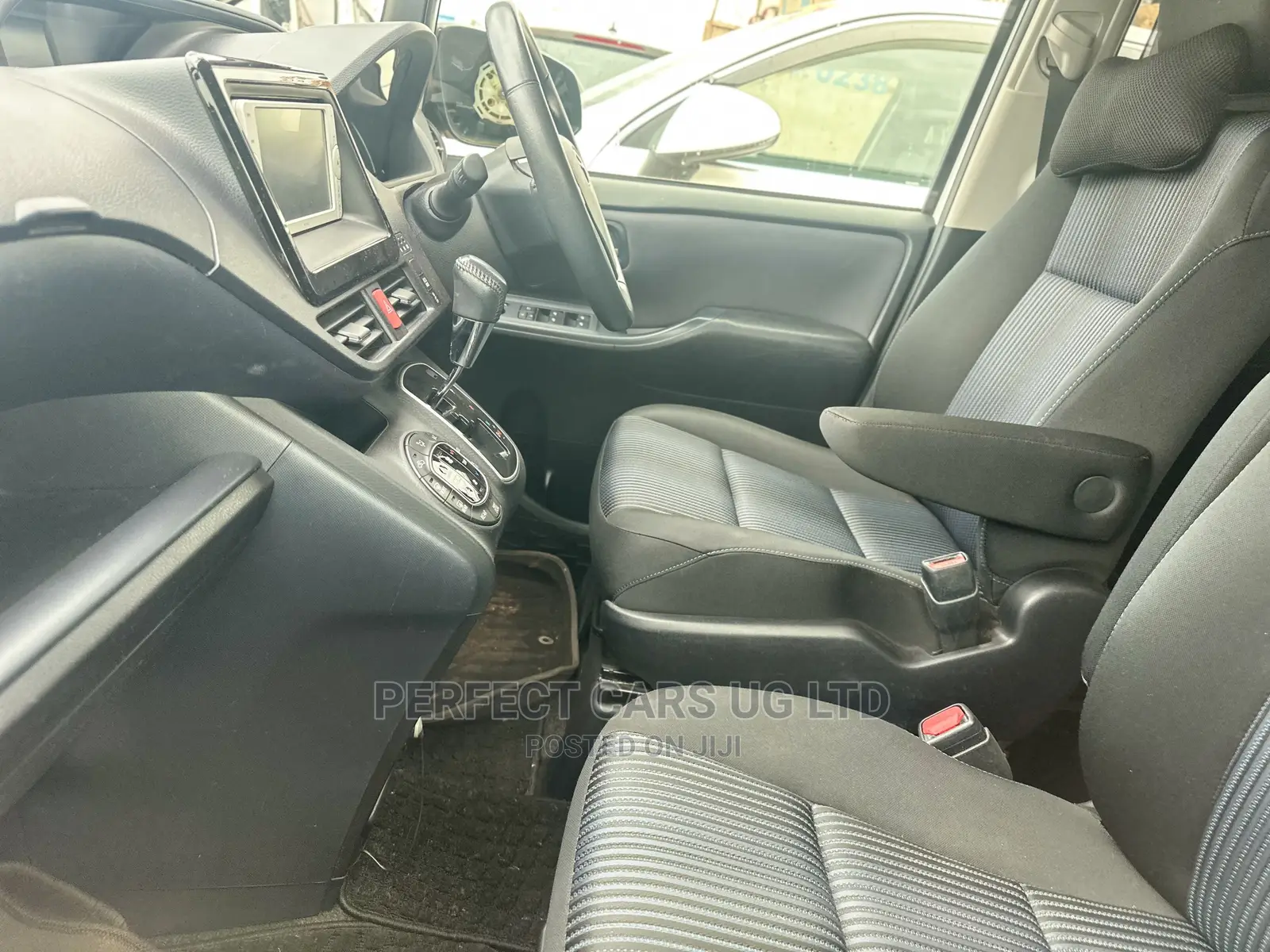 Toyota Noah 2.0 AWD (8 Seater) 2015 White