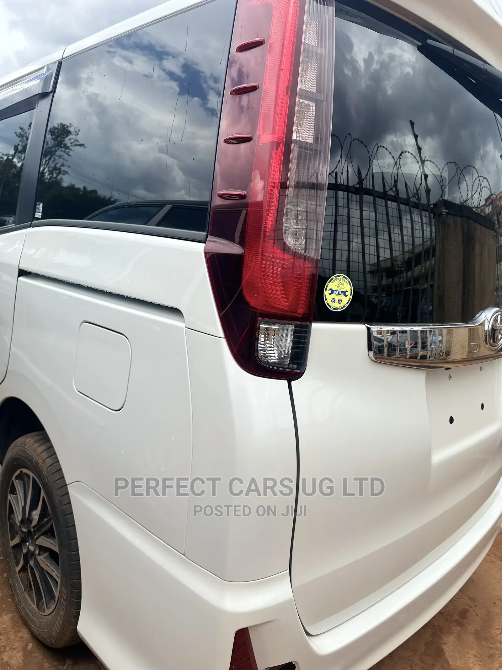 Toyota Noah 2.0 AWD (8 Seater) 2015 White