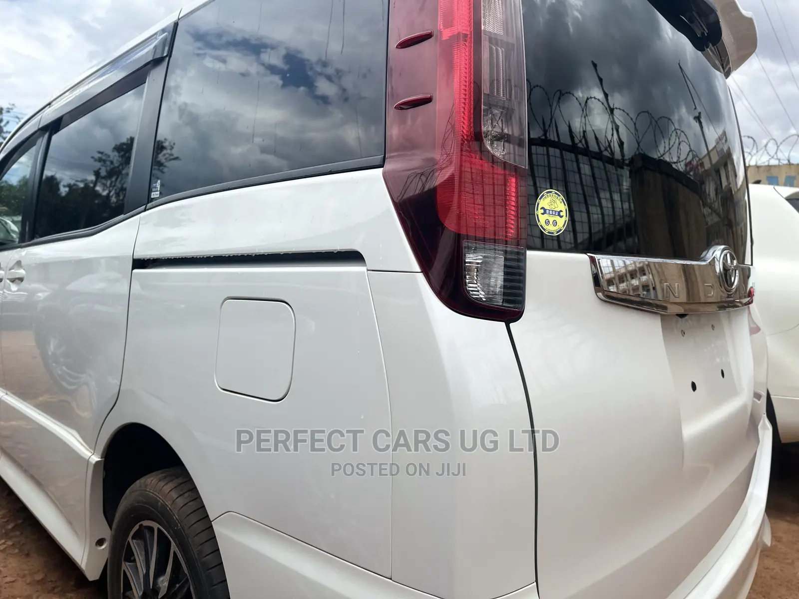 Toyota Noah 2.0 AWD (8 Seater) 2015 White