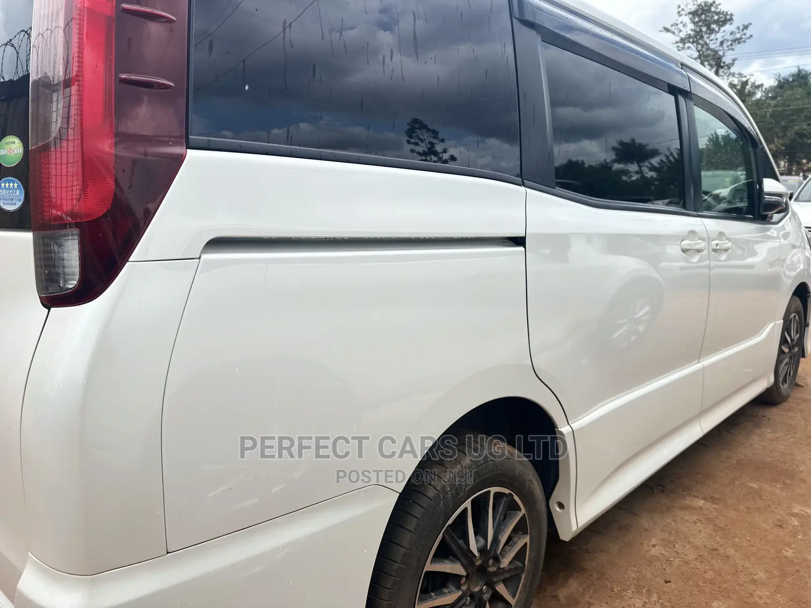 Toyota Noah 2.0 AWD (8 Seater) 2015 White