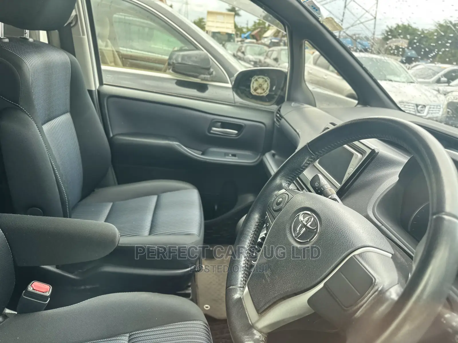 Toyota Noah 2.0 AWD (8 Seater) 2015 White