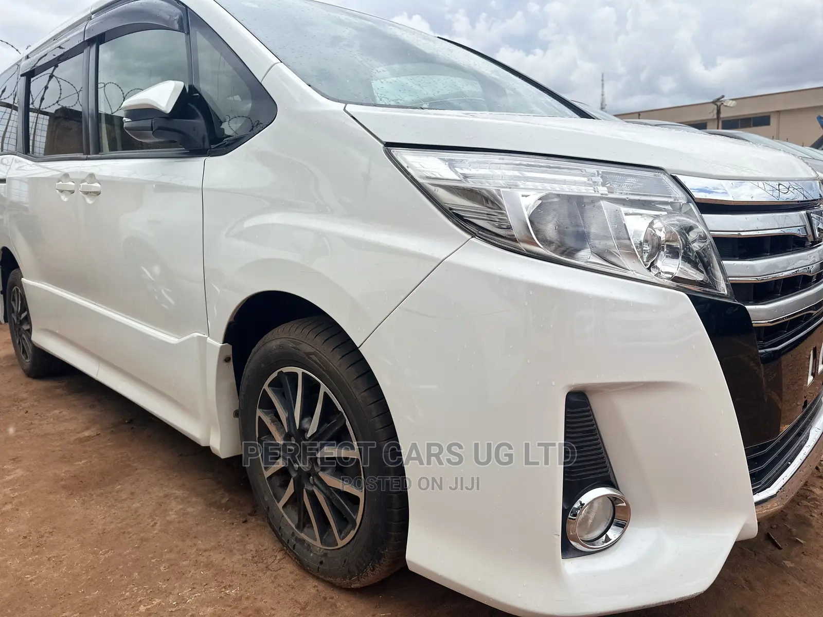 Toyota Noah 2.0 AWD (8 Seater) 2015 White