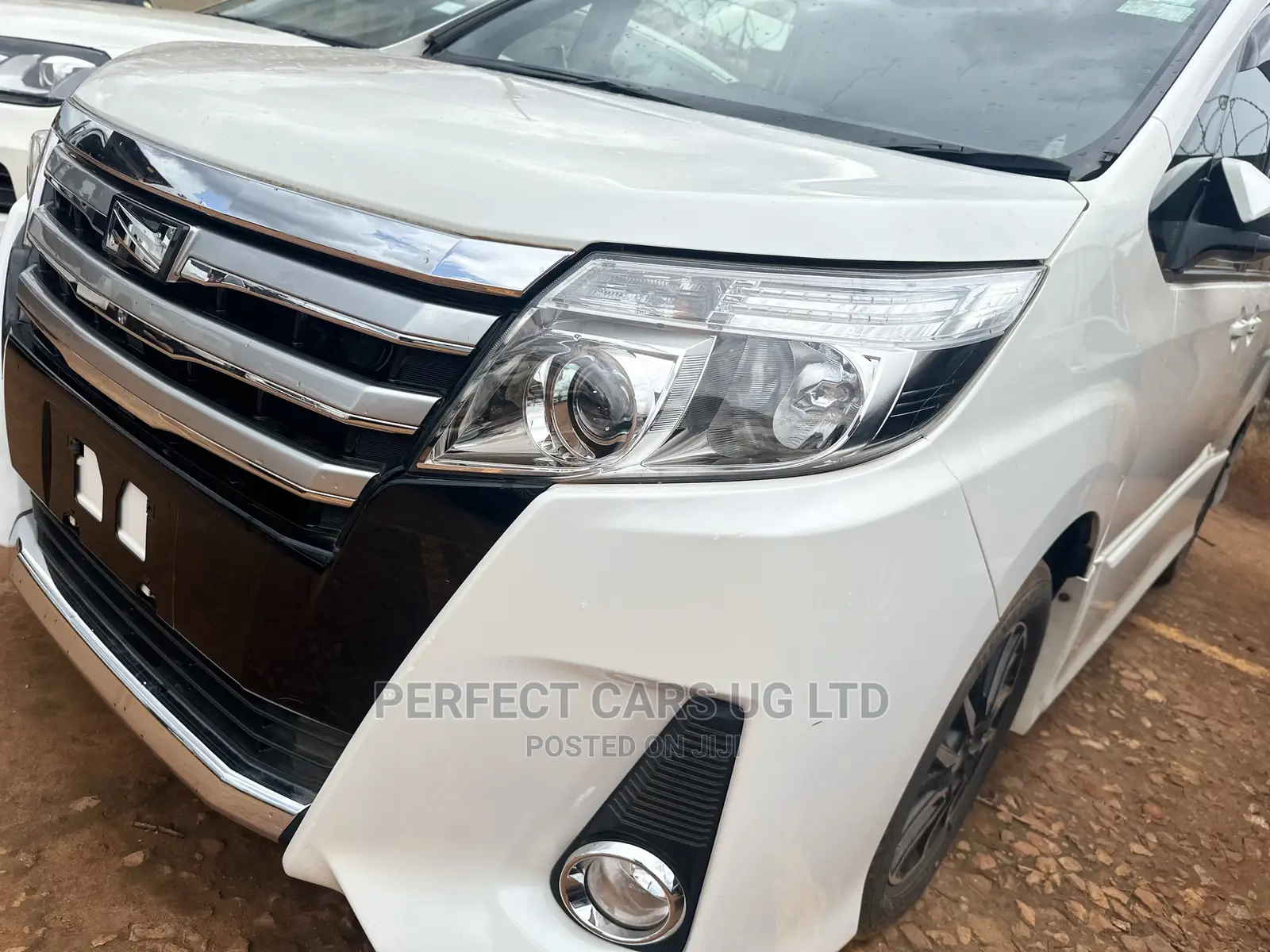 Toyota Noah 2.0 AWD (8 Seater) 2015 White