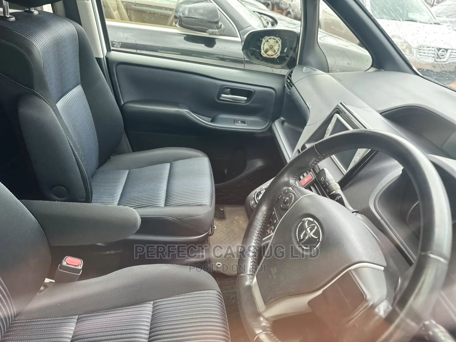 Toyota Noah 2.0 AWD (8 Seater) 2015 White