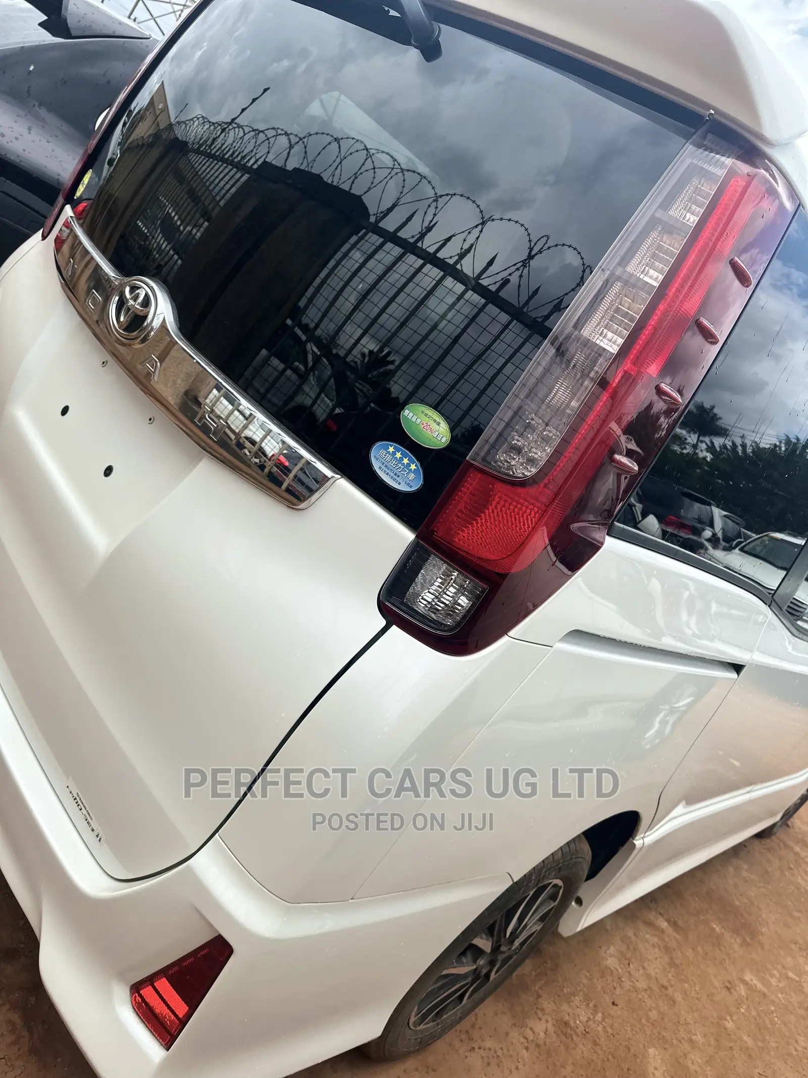 Toyota Noah 2.0 AWD (8 Seater) 2015 White