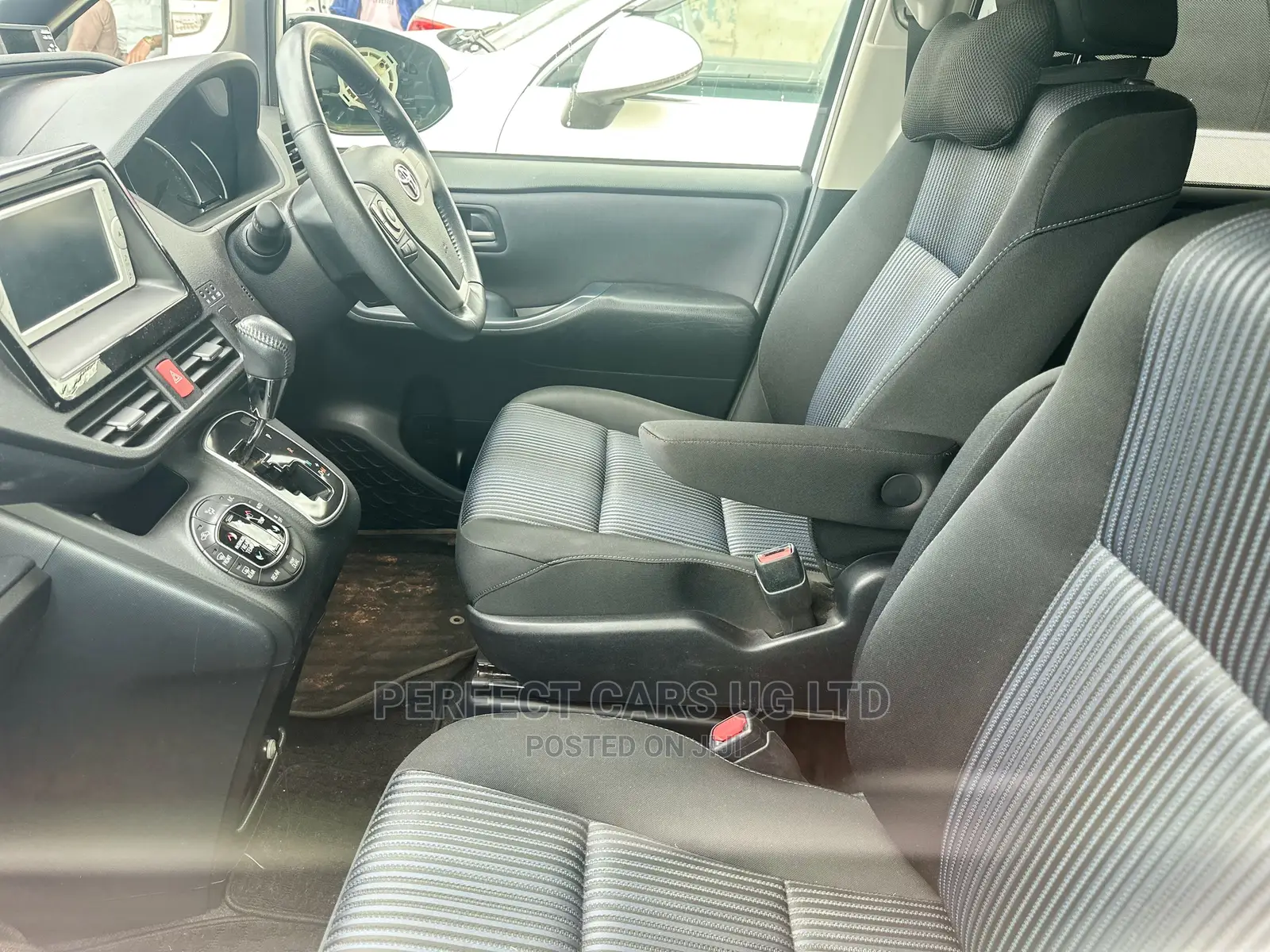 Toyota Noah 2.0 AWD (8 Seater) 2015 White