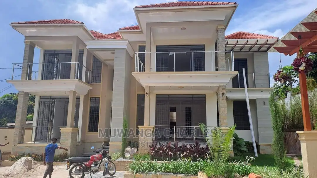 5bdrm Duplex in Fs Properties Ltd, Central Division for Sale