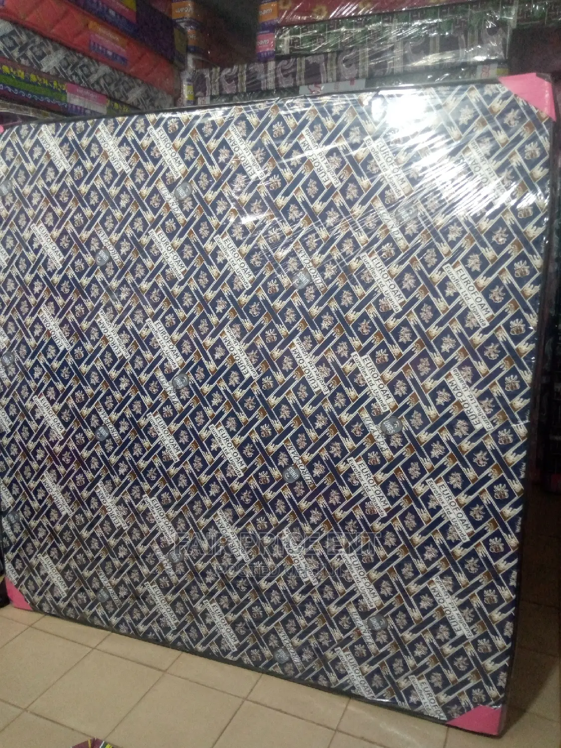 Mattress Sealed Cover.6x6x6inches .( White and Black)