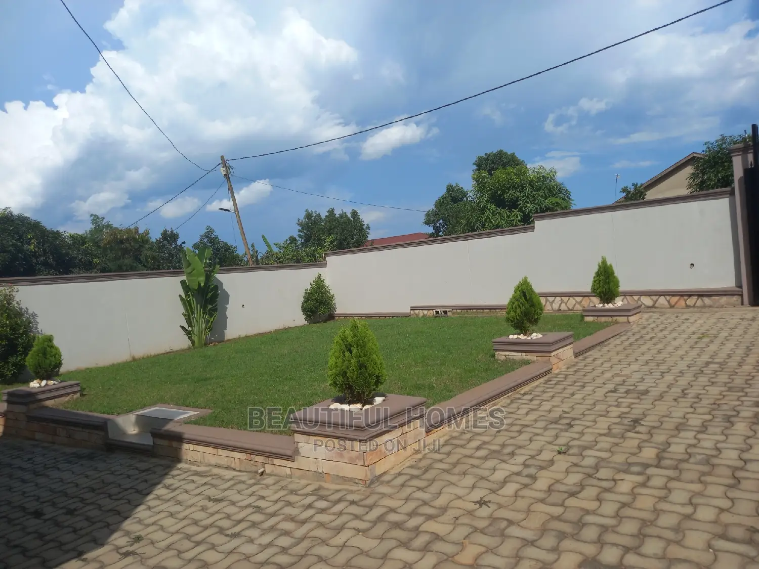 Furnished 4bdrm Bungalow in Kira for Sale