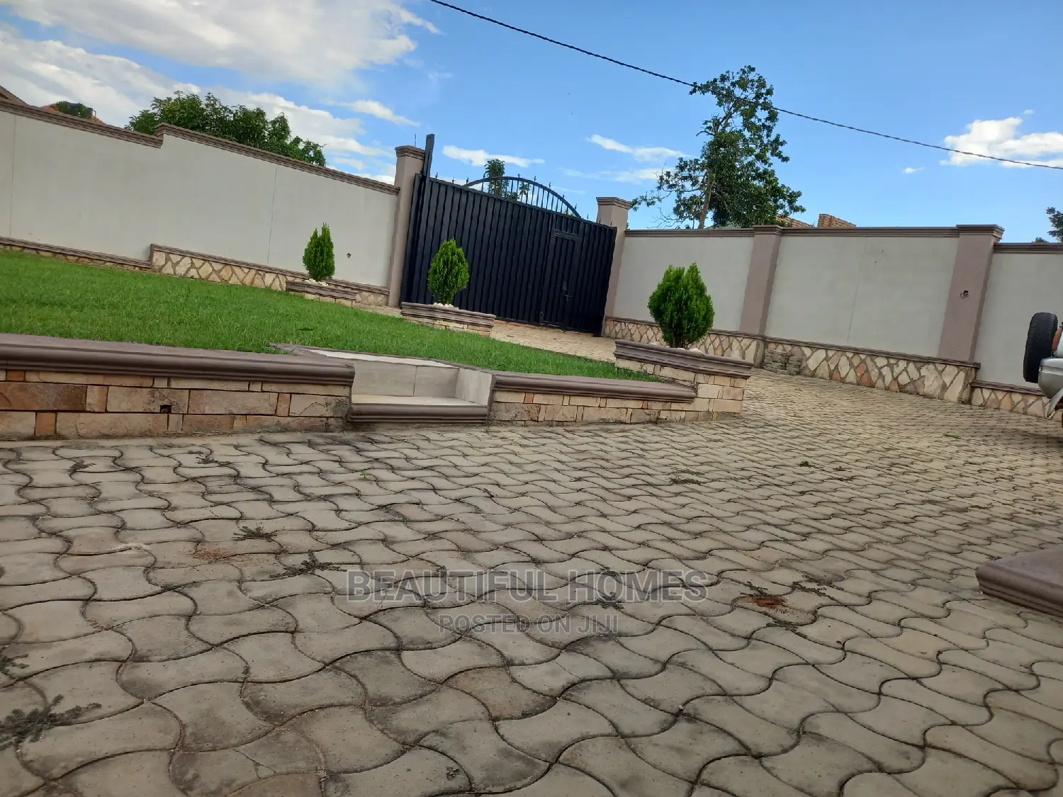 Furnished 4bdrm Bungalow in Kira for Sale