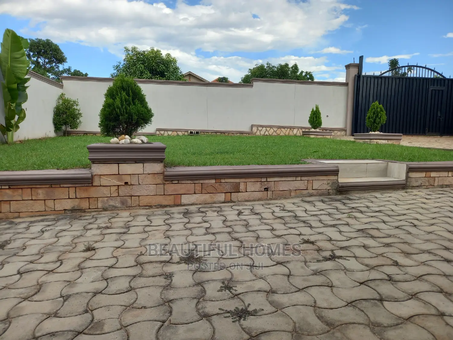 Furnished 4bdrm Bungalow in Kira for Sale
