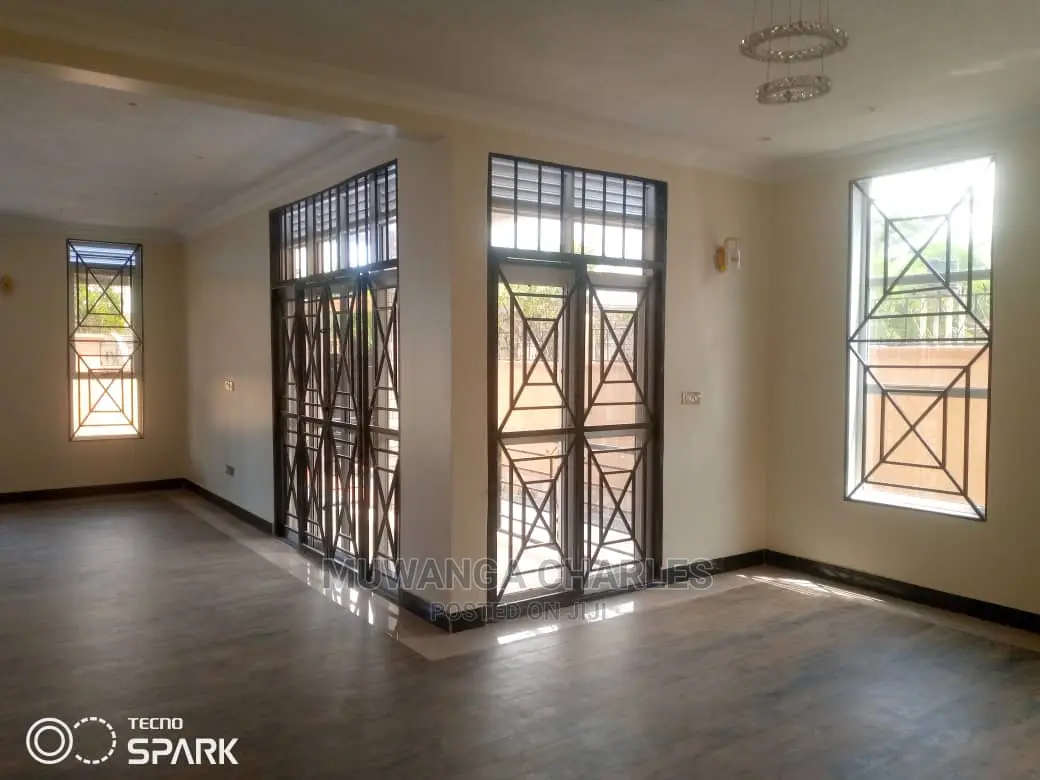 5bdrm Duplex in Fs Properties Ltd, Central Division for Sale