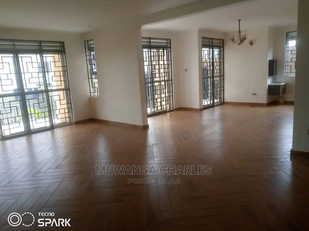 5bdrm Duplex in Fs Properties Ltd, Central Division for Sale