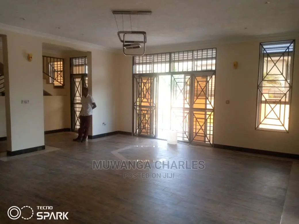 5bdrm Duplex in Fs Properties Ltd, Central Division for Sale